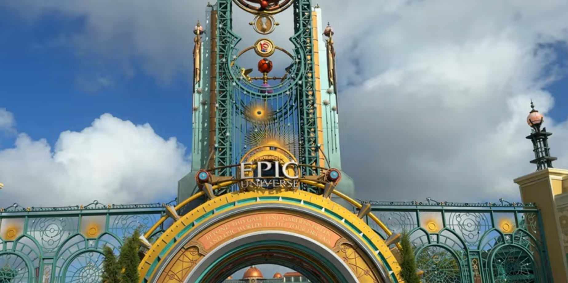 Entrada do Universal Epic Universe, fotografada em 2025