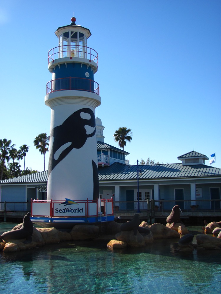 Farol da entrada do SeaWorld Orlando, fotografado em 2012